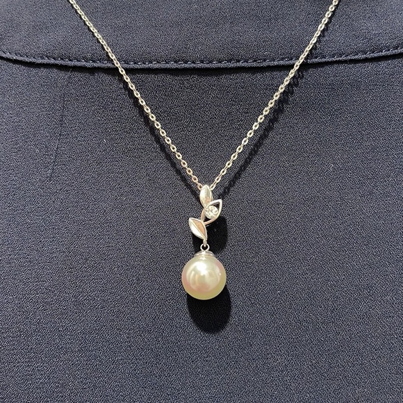 Majorica Jewelry - 😍 Majorica Pearl Necklace